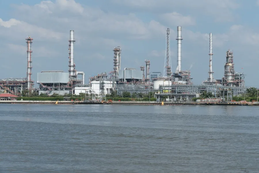 Large oil and gas refinery and petrochemical facility